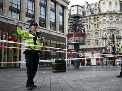 ضباط شرطة في موقع حادث طعن شرطيين وسط لندن بريطانيا- 16 سبتمبر 2022 - REUTERS