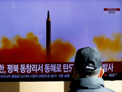 رجل في سول يتابع تقريراً عن إطلاق كوريا الشمالية صاروخاً باليستياً قبالة ساحلها الشرقي- 18 ديسمبر 2022 - REUTERS