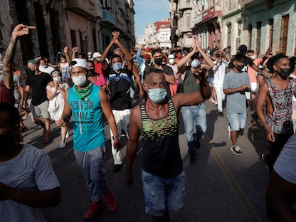 متظاهرون يرددون هتافات ضد الحكومة الكوبية خلال تظاهرة في العاصمة هافانا - 11 يوليو 2021 - REUTERS