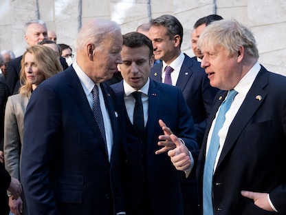 الرئيس الأميركي جو بايدن، ونظيره الفرنسي إيمانويل ماكرون، ورئيس الوزراء البريطاني بوريس جونسون في قمة الناتو ببروكسيل - 24 مارس 2022 - REUTERS