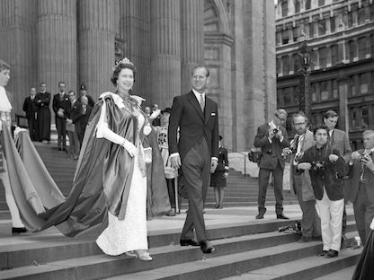 الملكة إليزابيث الثانية ودوق إدنبره خارج كاتدرائية سان بول - لندن - 24 يوليو 1968 - instagram.com/theroyalfamily/