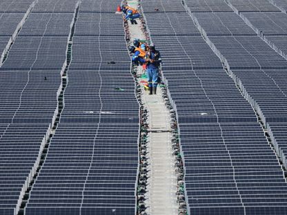 عمال يعملون في أكبر محطة طاقة شمسية عائمة في البرازيل. 5 أبريل 2024 - Reuters
