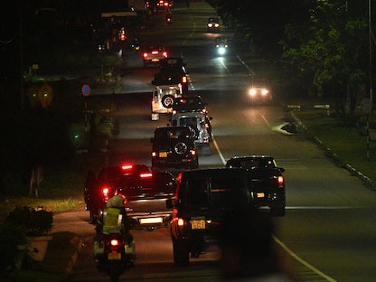 موكب سيارات الرئيس السريلانكي السابق جوتابايا راجاباكسا تغادر مطار باندارانايكا الدولي في كولومبو - 3 سبتمبر 2022 - AFP