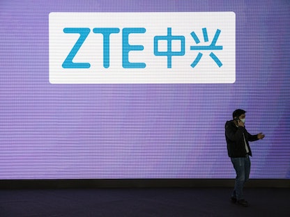 شعار شركة "زد تي إي" الصينية خلال معرض في شنغهاي - 23 فبراير 2021 - Bloomberg