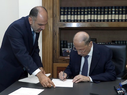 الرئيس اللبناني ميشال عون خلال توقيعه مرسوم الحكومة الجديدة في القصر الرئاسي. 10 سبتمبر 2021 - REUTERS