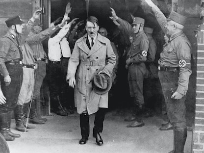 الزعيم النازي أدولف هتلر يتلقى التحية من قبل ضباط ألمان - برلين - 5 فبراير 1935 - Getty Images
