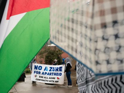 مظاهرات داعمة للفلسطينيين في غزة للمطالبة بإنهاء عقود منصة مايكروسوفت أزور مع إسرائيل في سياتل. 21 مايو 2024 - REUTERS