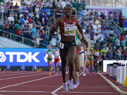 العداءة الكينية كيبيجون لحظة بلوغها خط نهاية سباق 1500 متر ببطولة العالم 2022 - 19 يوليو 2022 - REUTERS