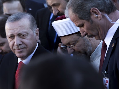 الرئيس التركي رجب طيب أردوغان يغادر مسجداً خلال زيارة للجالية المسلمة في كوموتيني بمنطقة تراقيا اليونانية - 8 ديسمبر 2017 - Bloomberg