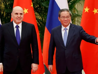 رئيس مجلس الدولة الصيني لي تشيانج يستقبل رئيس الوزراء الروسي ميخائيل ميشوستين، هانغتشو، 3 نوفمبر 2025 - via REUTERS