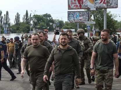 الرئيس الأوكراني فولوديمير زيلينسكي خلال زيارته مناطق سيطرة قواته بمنطقة خيرسون جنوبي أوكرانيا-  8 يونيو 2023 - REUTERS