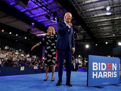 الرئيس الأميركي جو بايدن بجانب السيدة الأولى جيل بايدن خلال تجمع انتخابي بولاية نورث كارولينا. 28 يونيو 2024 - REUTERS