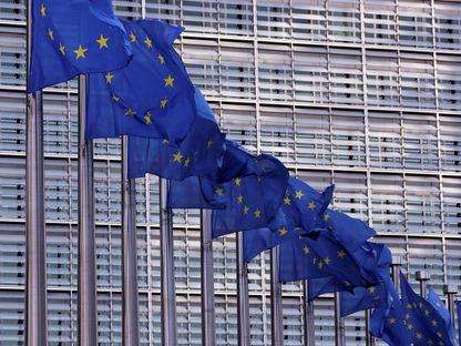 أعلام الاتحاد الأوروبي خارج مقر المفوضية الأوروبية في بروكسل - REUTERS