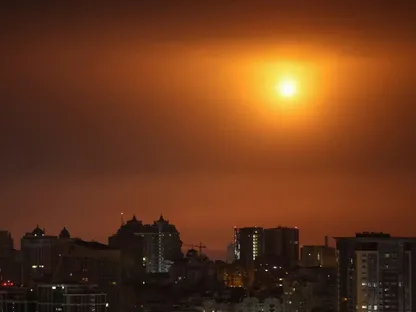 انفجار فوق العاصمة الأوكرانية كييف جراء ضربات مسيرة روسية، 25 نوفمبر 2025 - REUTERS