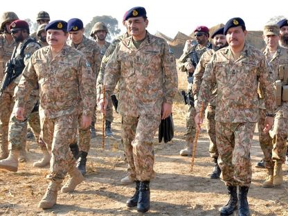 رئيس أركان الجيش الباكستاني عاصم منير يتوسط قادة للجيش. 3 ديسمبر 2023 - @OfficialPakArmy