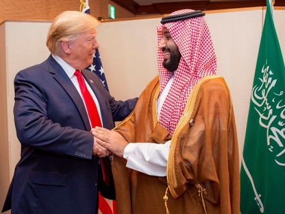 ولي العهد السعودي الأمير محمد بن سلمان يصافح الرئيس الأميركي دونالد ترمب، في قمة زعماء مجموعة العشرين في أوساكا باليابان. 29 يونيو 2019 - Reuters