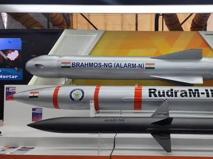 نسخة من صاروخ BrahMos-NG الروسي الهندي في الأعلى. 16 سبتمبر 2025 - X@TheDCIndia