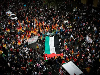 متظاهرون يتضامون مع قطاع غزة ويدعون إلى وقف شحنات الأسلحة إلى إسرائيل في نابولي إيطاليا. 22 سبتمبر 2025 - Getty