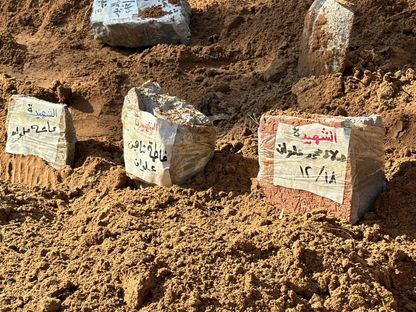مقابر جماعية لضحايا الهجمات الإسرائيلية على مخيم جباليا للاجئين في قطاع غزة. 18 ديسمبر 2023 - AFP