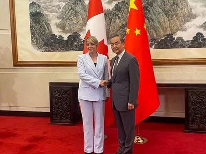 الصين تحث كندا على تجاوز العقبات وتطبيع العلاقات نحو "شراكة استراتيجية"
