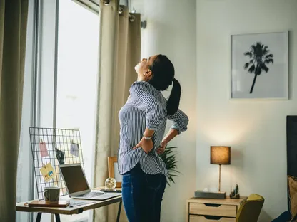 امرأة في وضعية الوقوف تعاني آلاماً في منطقة أسفل الظهر. - Getty