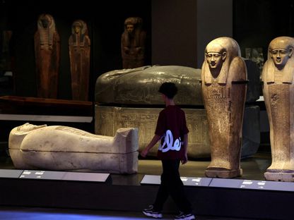 شخص يمر أمام معروضات داخل المتحف المصري الكبير بعد افتتاحه جزئياً العام الماضي. 11 يونيو 2025 - Reuters