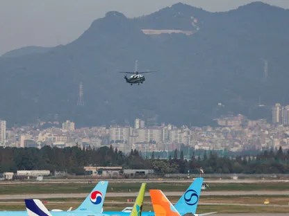 مروحية الرئيس الأميركي دونالد ترمب مارين وان تستعد للهبوط في مطار جيمهاي الدولي في بوسان، تمهيداً للقاء الرئيس الصيني شي جين بينج، 30 أكتوبر 2025 - REUTERS