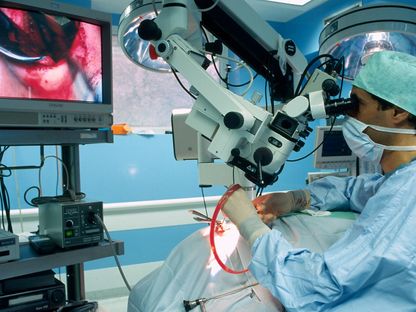طبيب يجري عملية جراحية على الأذن. 28 أبريل 2000 - AFP
