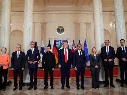 الرئيس الأميركي دونالد ترمب يتوسط نظرائه الأوكراني فولوديمير زيلينسكي والفرنسي إيمانويل ماكرون والفنلندي ألكسندر ستوب والمستشار الألماني فريدريش ميرتس ورئيس الوزراء البريطاني كير ستارمر ورئيسة الوزراء الإيطالية جورجيا ميلوني والأمين العام لحلف الناتو مارك روته ورئيسة المفوضية الأوروبية أورسولا فون دير لاين يلتقطون صورة جماعية في البيت الأبيض بواشنطن العاصمة. 18 أغسطس 2025 - Reuters