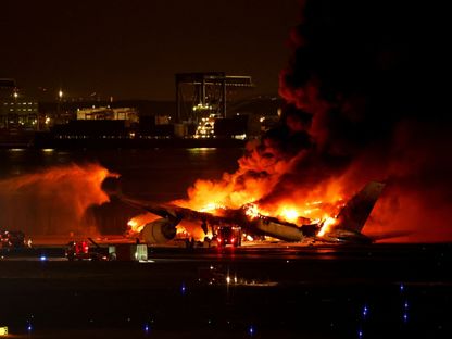 النيران تلتهم طائرة تابعة للخطوط الجوية اليابانية بمطار هانيدا في طوكيو. 2 يناير 2024 - Reuters
