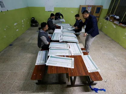 مركز اقتراع بعد إغلاق صناديق الاقتراع للانتخابات البرلمانية، في الموصل، العراق، 11 نوفمبر 2025 - REUTERS