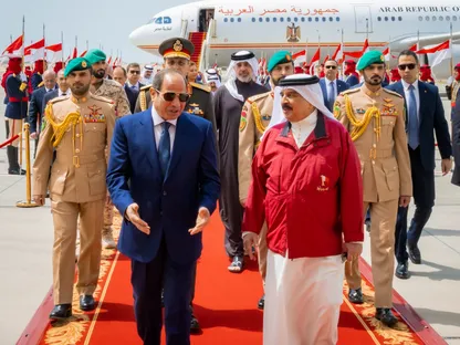 الرئيس المصري وملك البحرين: حماية الممرات البحرية مسؤولية دولية مشتركة