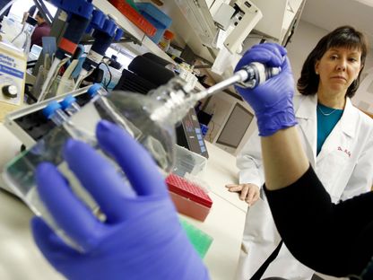باحثة تقوم بإعداد الحمض النووي من المرضى البشريين في جامعة شيكاغو في الولايات المتحدة، 4 مارس 2014 - Reuters