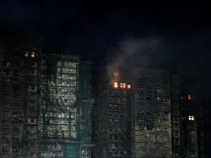 حريق أبراج هونج كونج.. ارتفاع عدد الضحايا إلى 83 شخصاً على الأقل