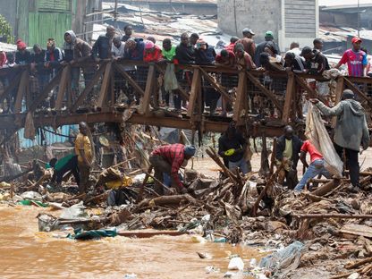 سكان يتفحصون الأنقاض بعد أن فاض نهر نيروبي ودمر منازلهم في العاصمة الكينية- 25 أبريل 2024 - Reuters