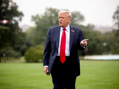 الرئيس الأميركي دونالد ترمب يتجول في الحديقة الجنوبية للبيت الأبيض بعد وصوله على متن طائرة مارين وان في واشنطن العاصمة، الولايات المتحدة، الثلاثاء، 30 سبتمبر 2025 - Bloomberg