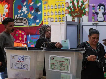 ناخبون يدلون بأصواتهم في الجولة الأولى من انتخابات مجلس النواب المصري، الجيزة، مصر. 10 نوفمبر 2025 - REUTERS