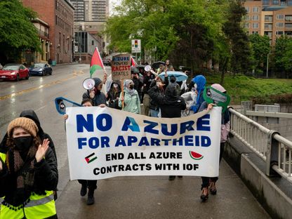 مظاهرات داعمة للفلسطينيين في غزة للمطالبة بإنهاء عقود منصة مايكروسوفت أزور مع إسرائيل في سياتل. 21 مايو 2024 - REUTERS