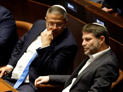 وزير المالية بتسلئيل سموتريتش (يمين) ووزير الأمن القومي إيتمار بن جفير يحضران جلسة سابقة في الكنيست بالقدس. 29 ديسمبر 2022 - REUTERS