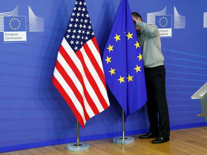 علما الاتحاد الأوروبي والولايات المتحدة بمقر المفوضية الأوروبية في بروكسل. 11 نوفمبر 2013 - REUTERS