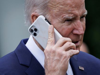صورة غير مؤرخة للرئيس الأميركي جو بايدن وهو يتحدث في هاتف محمول - بلومبرغ