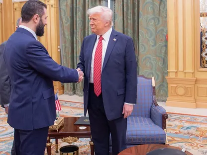 الرئيس الأميركي دونالد ترمب يصافح نظيره السوري أحمد الشرع بالعاصمة السعودية الرياض. 14 مايو 2025 - واس