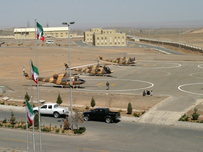 مروحيات إيرانية في موقع منشأة نطنز النووية على بعد 250 كم جنوب العاصمة طهران- 30 مارس 2005 - REUTERS