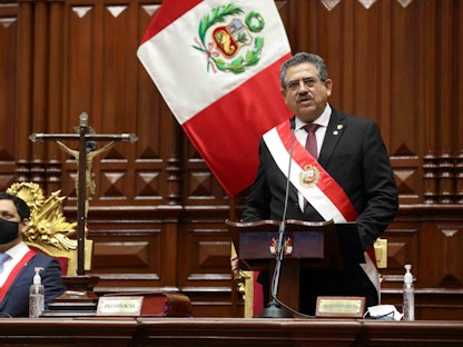 رئيس بيرو المؤقت مانويل ميرينو يلقي كلمة أمام البرلمان، بعد أدائه اليمين الدستورية  - via REUTERS