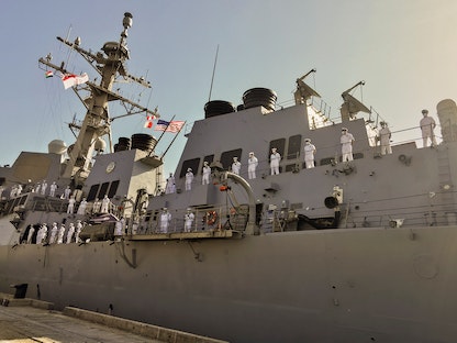ضباط البحرية الأميركية يقفون على متن سفينة حربية تابعة للأسطول الأميركي أثناء رسوها في مدينة بورتسودان. 1 مارس 2021 - REUTERS