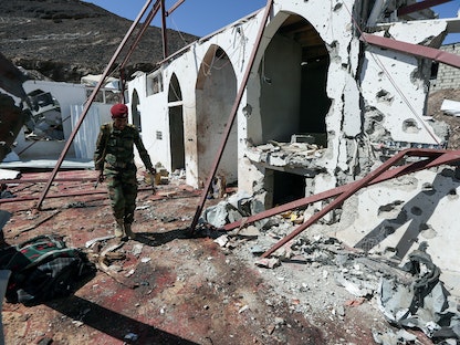 موقع هجوم صاروخي لجماعة الحوثي على مسجد في معسكر عسكري في مأرب، اليمن، 20 يناير 2020 - REUTERS