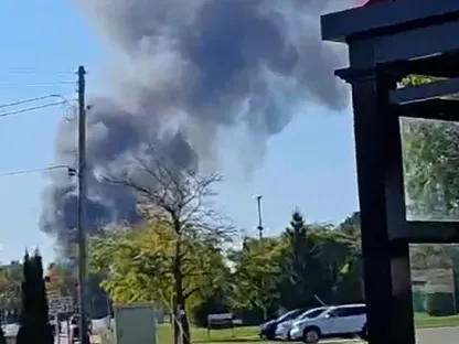 صورة مأخوذة من مقطع فيديو صوره أحد السكان يظهر أعمدة الدخان فوق كنيسة بجراند بلانك في ولاية ميشيجان. 28 سبتمبر 2025 - منصات التواصل الاجتماعي