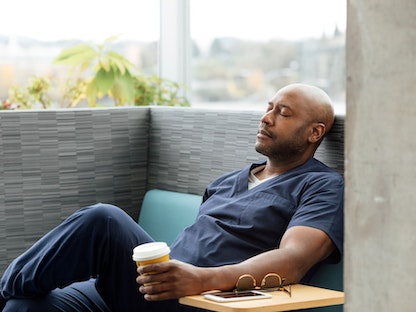 رجل يشعر بإرهاق ويأخذ قسطاً من الراحة - Getty Images
