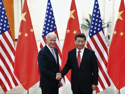 الرئيس الأميركي جو بايدن ونظيره الصيني شي جينبينغ خلال لقاء سابق في بكين - 4 ديسمبر 2013 - REUTERS