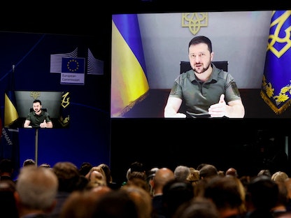 خطاب الرئيس الأوكراني فولوديمير زيلينسكي على شاشة خلال مؤتمر حول إعادة إعمار أوكرانيا في برلين. 25 أكتوبر 2022 - REUTERS